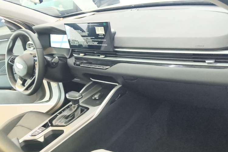 Used Geely Auto Emgrand 2026 Model 4th Generation 4 Millionth Anniversary Edition 1.5L CVT Overdrive Edition Center Console