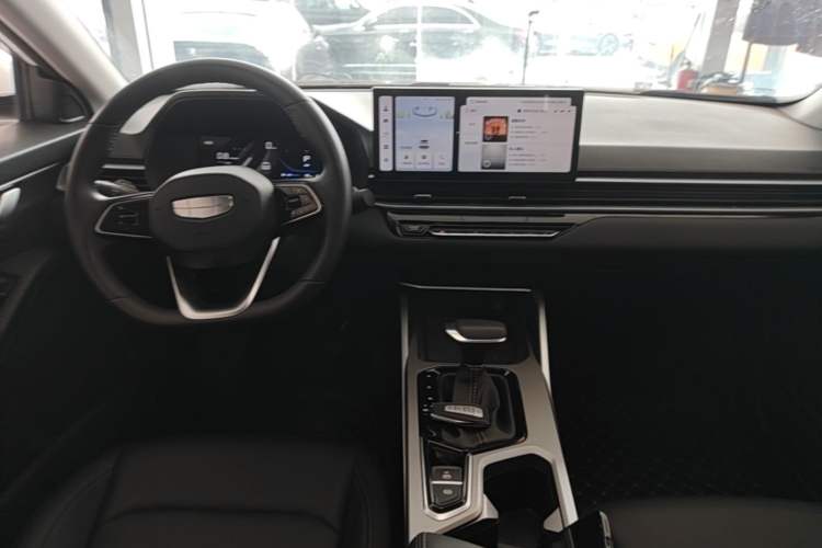 Used Geely Auto Emgrand 2026 Model 4th Generation 4 Millionth Anniversary Edition 1.5L CVT Overdrive Edition Center Console