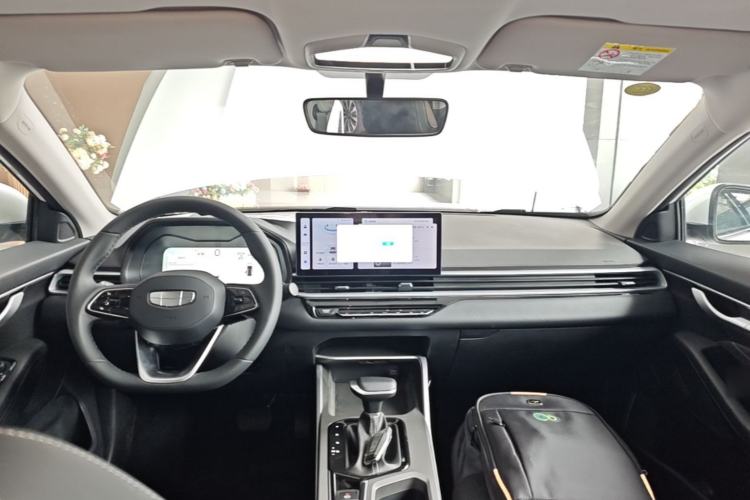 Used Geely Auto Emgrand 2026 Model 4th Generation 4 Millionth Anniversary Edition 1.5L CVT Feiyue Edition Center Console