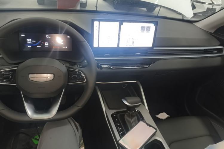Used Geely Auto Emgrand 2026 Model 4th Generation 4 Millionth Anniversary Edition 1.5L CVT Overdrive Edition Center Console