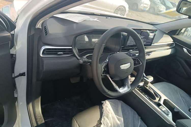 Used Geely Auto Emgrand 2026 Model 4th Generation 4 Millionth Anniversary Edition 1.5L CVT Feiyue Edition Center Console