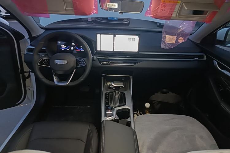 Used Geely Auto Emgrand 2026 Model 4th Generation 4 Millionth Anniversary Edition 1.5L CVT Overdrive Edition Center Console
