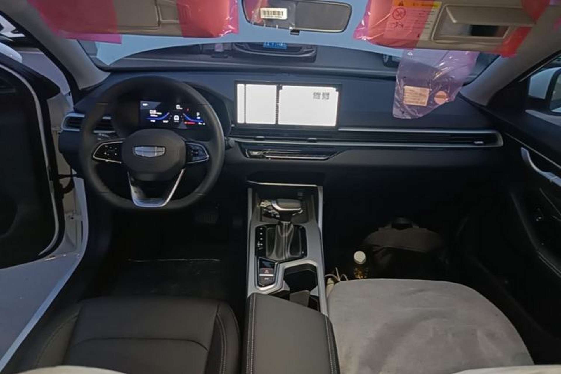 Used Geely Auto Emgrand 2026 Model 4th Generation 4 Millionth Anniversary Edition 1.5L CVT Overdrive Edition Center Console