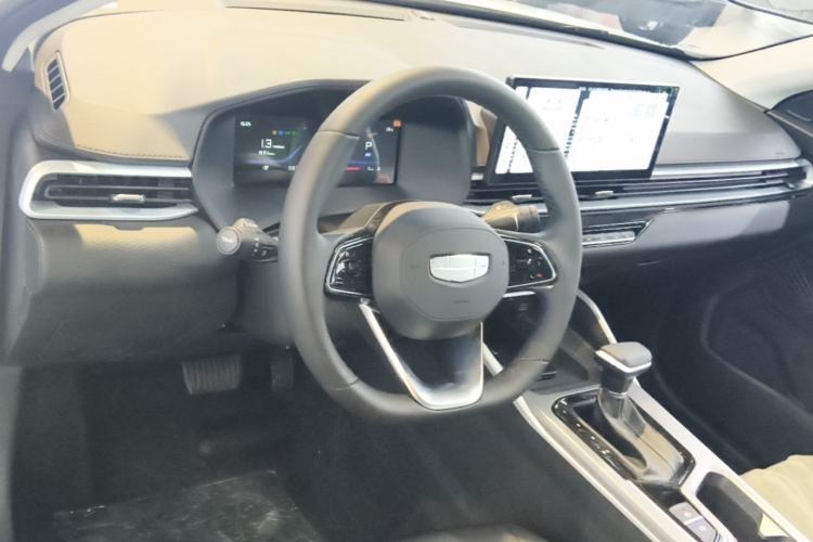 Used Geely Auto Emgrand 2026 Model 4th Generation 4 Millionth Anniversary Edition 1.5L CVT Overdrive Edition Center Console