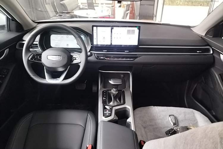 Used Geely Auto Emgrand 2026 Model 4th Generation 4 Millionth Anniversary Edition 1.5L CVT Feiyue Edition Center Console
