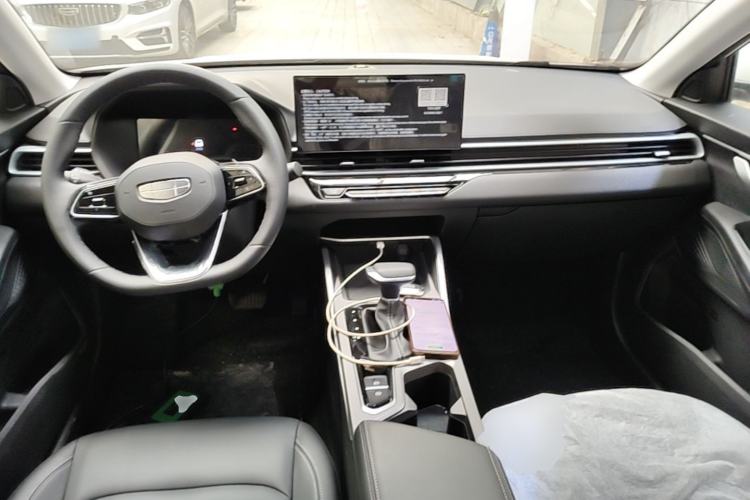 Used Geely Auto Emgrand 2026 Model 4th Generation 4 Millionth Anniversary Edition 1.5L CVT Overdrive Edition Center Console