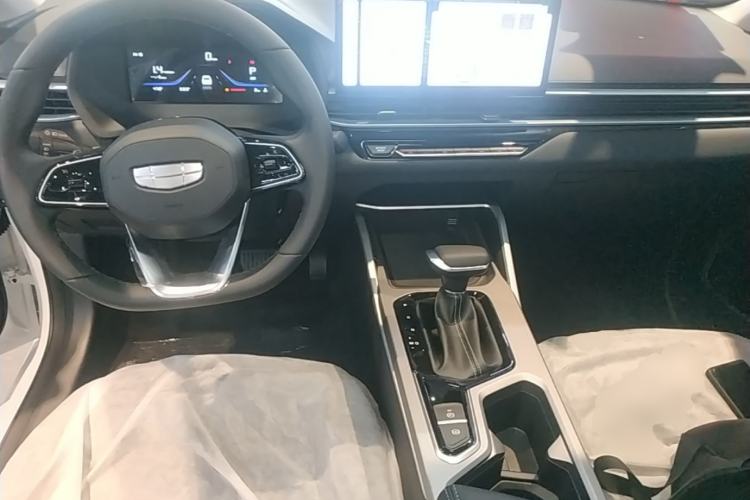 Used Geely Auto Emgrand 2026 Model 4th Generation 4 Millionth Anniversary Edition 1.5L CVT Overdrive Edition Center Console