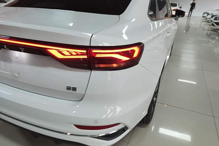 Used Geely Auto Emgrand 2026 Model 4th Generation 4 Millionth Anniversary Edition 1.5L CVT Overdrive Edition Exterior 3