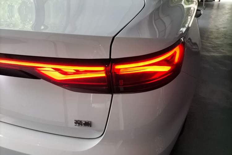 Used Geely Auto Emgrand 2026 Model 4th Generation 4 Millionth Anniversary Edition 1.5L CVT Feiyue Edition Exterior 3