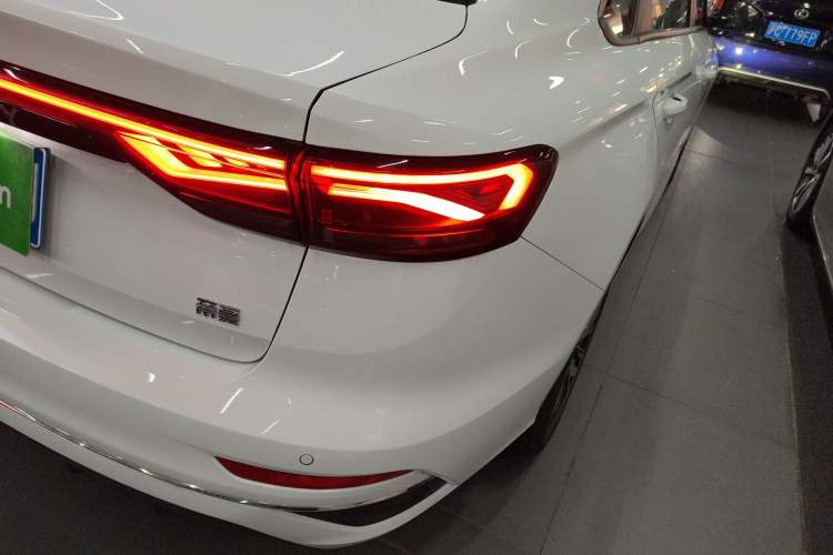 Used Geely Auto Emgrand 2026 Model 4th Generation 4 Millionth Anniversary Edition 1.5L CVT Overdrive Edition Exterior 3