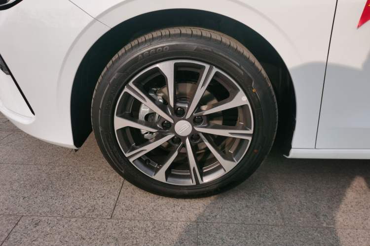 Used Geely Auto Emgrand 2026 Model 4th Generation 4 Millionth Anniversary Edition 1.5L CVT Feiyue Edition Exterior 4