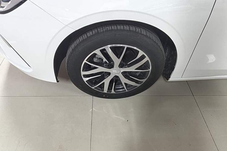 Used Geely Auto Emgrand 2026 Model 4th Generation 4 Millionth Anniversary Edition 1.5L CVT Overdrive Edition Exterior 4