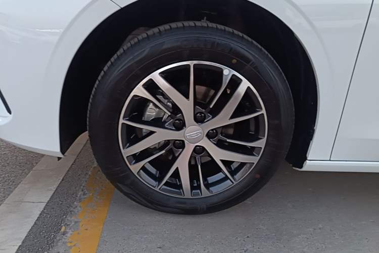 Used Geely Auto Emgrand 2026 Model 4th Generation 4 Millionth Anniversary Edition 1.5L CVT Overdrive Edition Exterior 4
