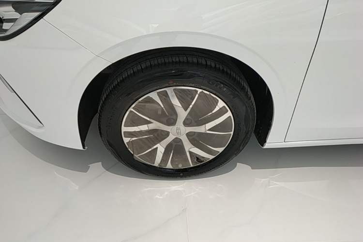 Used Geely Auto Emgrand 2026 Model 4th Generation 4 Millionth Anniversary Edition 1.5L CVT Overdrive Edition Exterior 4