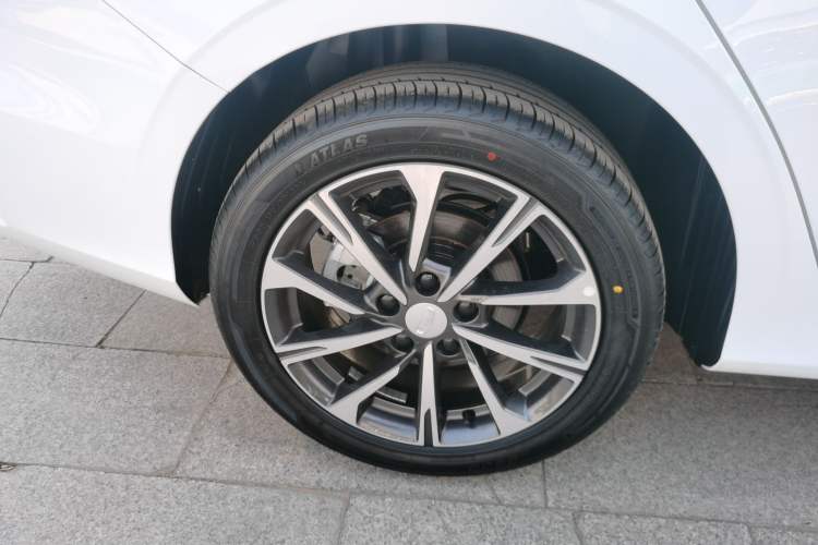 Used Geely Auto Emgrand 2026 Model 4th Generation 4 Millionth Anniversary Edition 1.5L CVT Feiyue Edition Exterior 5