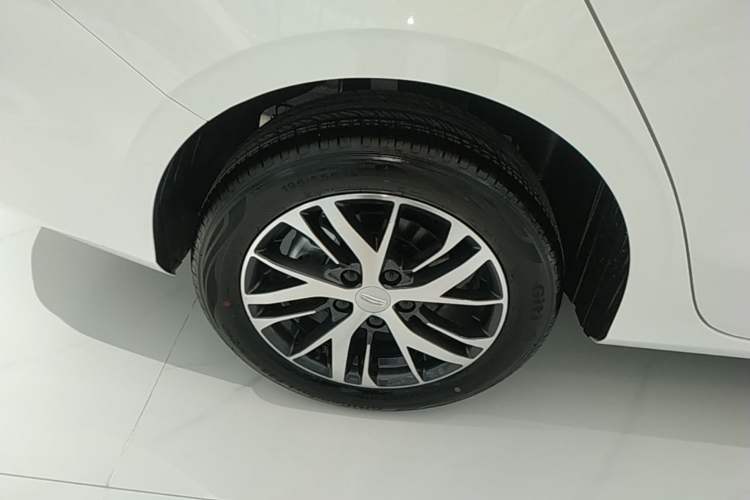 Used Geely Auto Emgrand 2026 Model 4th Generation 4 Millionth Anniversary Edition 1.5L CVT Overdrive Edition Exterior 5