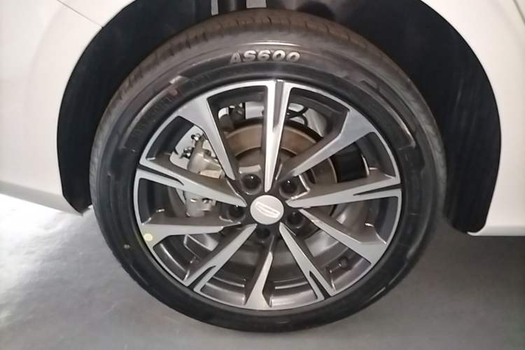 Used Geely Auto Emgrand 2026 Model 4th Generation 4 Millionth Anniversary Edition 1.5L CVT Feiyue Edition Exterior 5