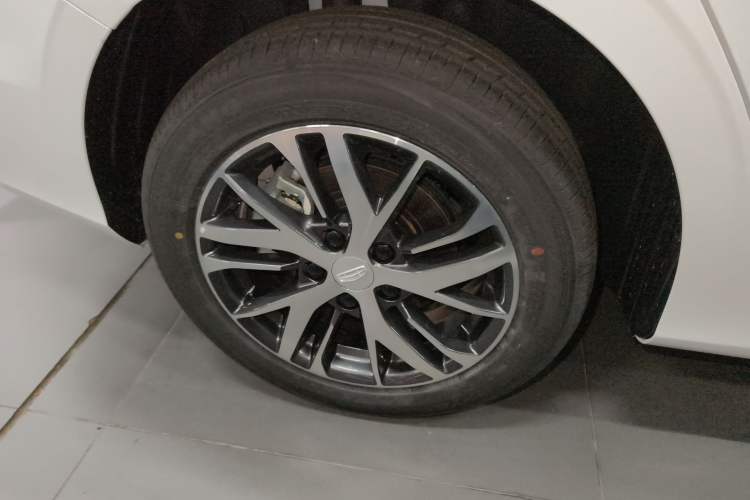 Used Geely Auto Emgrand 2026 Model 4th Generation 4 Millionth Anniversary Edition 1.5L CVT Overdrive Edition Exterior 5