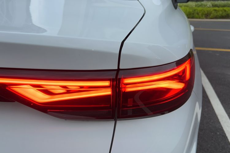 Used Geely Auto Emgrand 2026 Model 4th Generation 4 Millionth Anniversary Edition 1.5L CVT Overdrive Edition Exterior 6