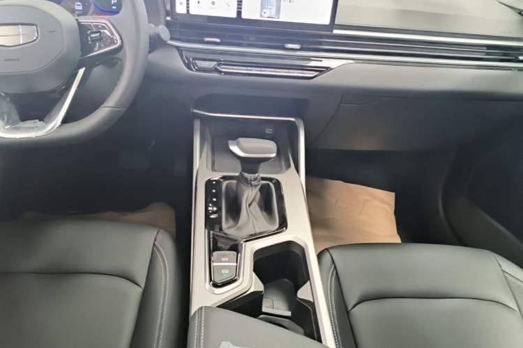 Used Geely Auto Emgrand 2026 Model 4th Generation 4 Millionth Anniversary Edition 1.5L CVT Overdrive Edition Gear Lever
