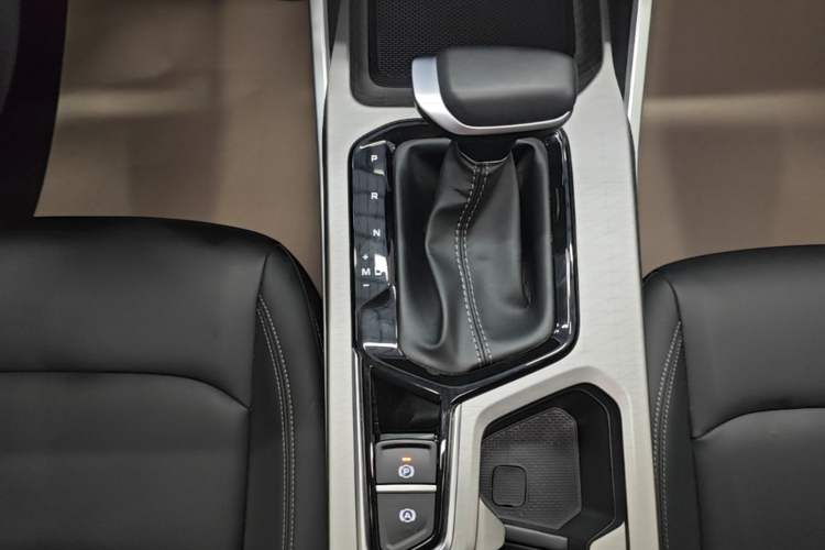 Used Geely Auto Emgrand 2026 Model 4th Generation 4 Millionth Anniversary Edition 1.5L CVT Overdrive Edition Gear Lever