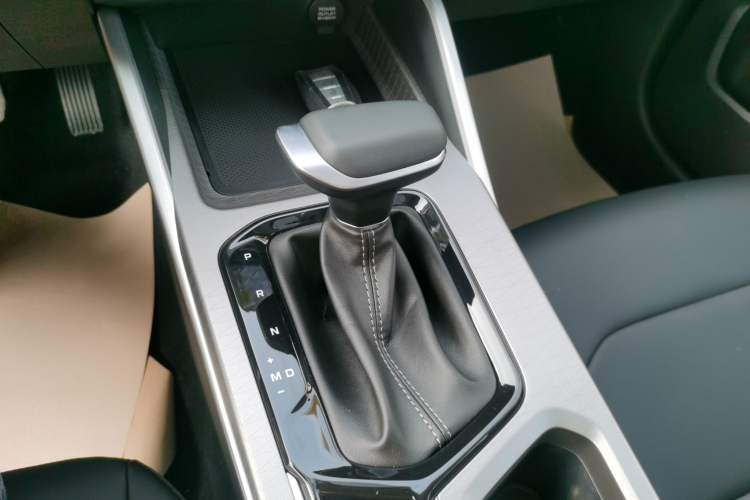 Used Geely Auto Emgrand 2026 Model 4th Generation 4 Millionth Anniversary Edition 1.5L CVT Feiyue Edition Gear Lever