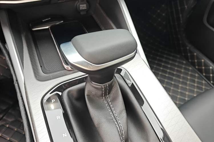 Used Geely Auto Emgrand 2026 Model 4th Generation 4 Millionth Anniversary Model 1.5L CVT Starry Edition Gear Lever