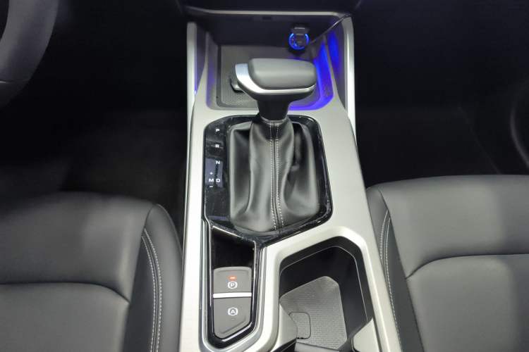 Used Geely Auto Emgrand 2026 Model 4th Generation 4 Millionth Anniversary Edition 1.5L CVT Overdrive Edition Gear Lever