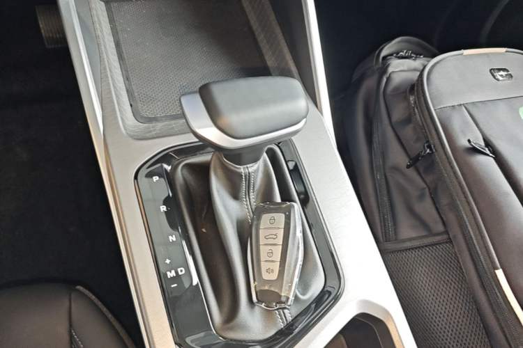 Used Geely Auto Emgrand 2026 Model 4th Generation 4 Millionth Anniversary Edition 1.5L CVT Feiyue Edition Gear Lever