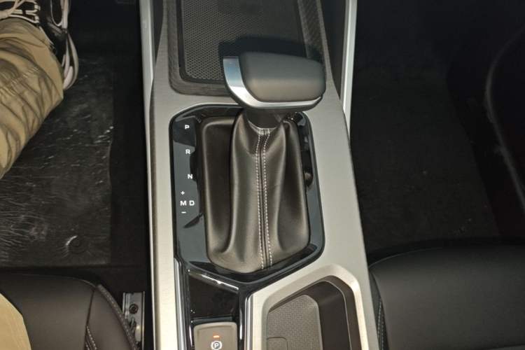 Used Geely Auto Emgrand 2026 Model 4th Generation 4 Millionth Anniversary Edition 1.5L CVT Feiyue Edition Gear Lever