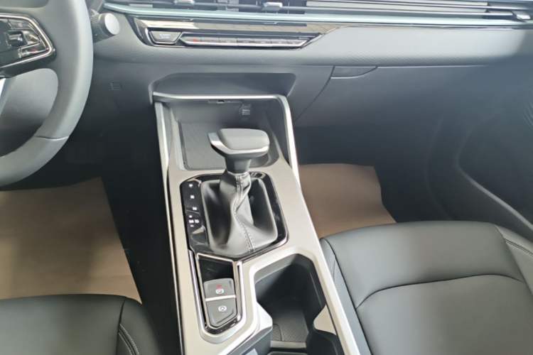 Used Geely Auto Emgrand 2026 Model 4th Generation 4 Millionth Anniversary Edition 1.5L CVT Overdrive Edition Gear Lever