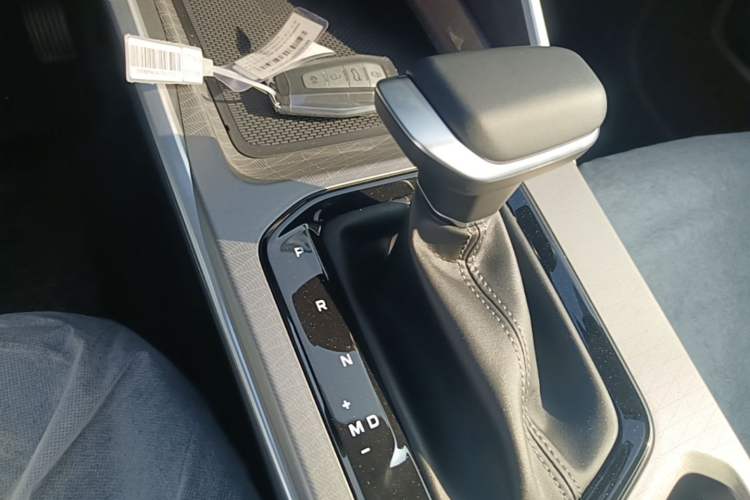 Used Geely Auto Emgrand 2026 Model 4th Generation 4 Millionth Anniversary Edition 1.5L CVT Feiyue Edition Gear Lever