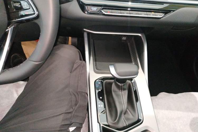 Used Geely Auto Emgrand 2026 Model 4th Generation 4 Millionth Anniversary Edition 1.5L CVT Overdrive Edition Gear Lever