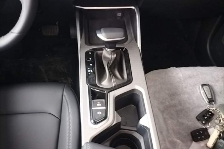 Used Geely Auto Emgrand 2026 Model 4th Generation 4 Millionth Anniversary Edition 1.5L CVT Feiyue Edition Gear Lever