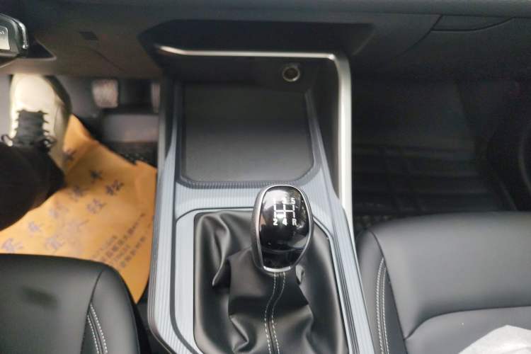 Used Geely Auto Emgrand 2026 Model 4th Generation 4 Millionth Anniversary Edition 1.5L Manual Overdrive Edition Gear Lever