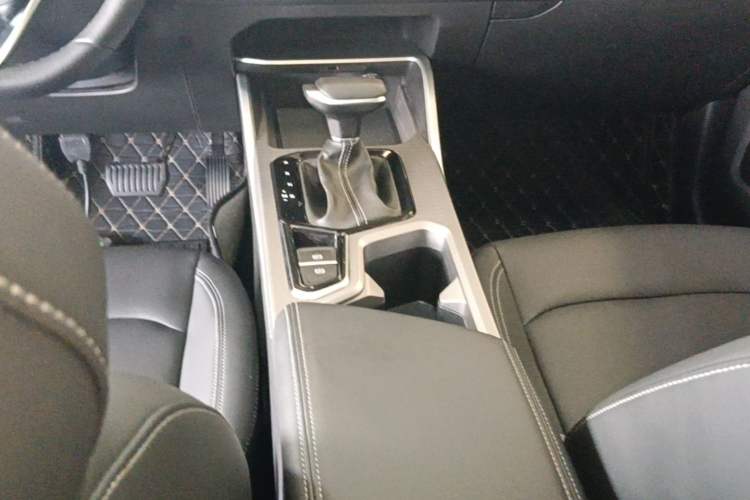 Used Geely Auto Emgrand 2026 Model 4th Generation 4 Millionth Anniversary Edition 1.5L CVT Overdrive Edition Gear Lever