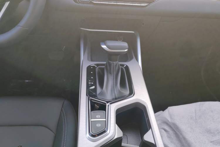 Used Geely Auto Emgrand 2026 Model 4th Generation 4 Millionth Anniversary Edition 1.5L CVT Feiyue Edition Gear Lever