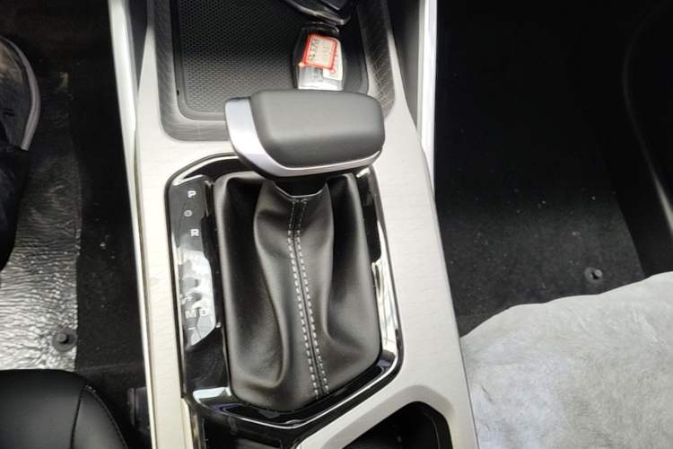 Used Geely Auto Emgrand 2026 Model 4th Generation 4 Millionth Anniversary Edition 1.5L CVT Overdrive Edition Gear Lever