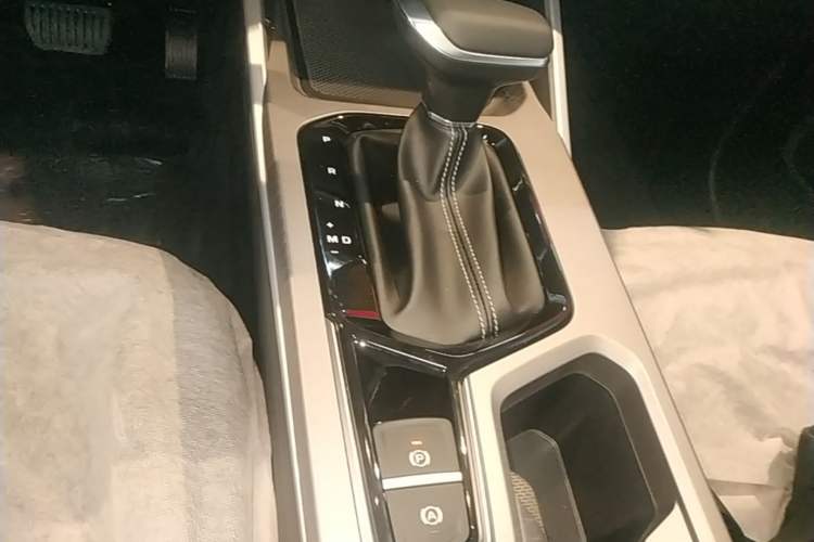 Used Geely Auto Emgrand 2026 Model 4th Generation 4 Millionth Anniversary Edition 1.5L CVT Overdrive Edition Gear Lever