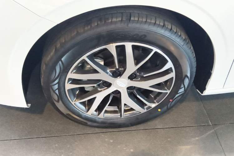 Used Geely Auto Emgrand 2026 Model 4th Generation 4 Millionth Anniversary Edition 1.5L CVT Overdrive Edition Left Front Wheel Hub