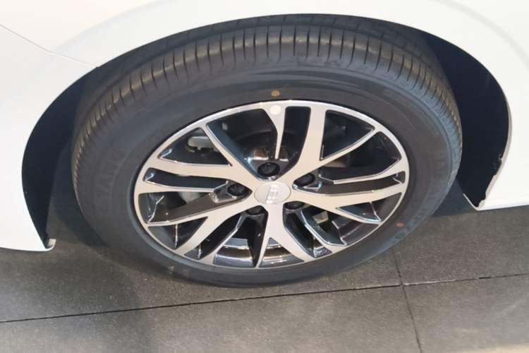 Used Geely Auto Emgrand 2026 Model 4th Generation 4 Millionth Anniversary Edition 1.5L CVT Overdrive Edition Left Front Wheel Hub