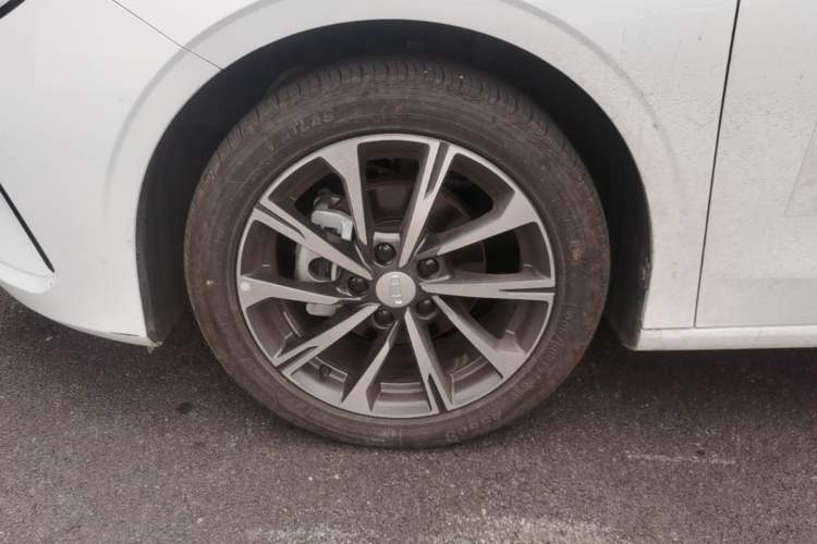 Used Geely Auto Emgrand 2026 Model 4th Generation 4 Millionth Anniversary Edition 1.5L CVT Feiyue Edition Left Front Wheel Hub