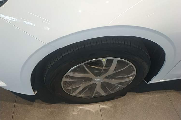 Used Geely Auto Emgrand 2026 Model 4th Generation 4 Millionth Anniversary Edition 1.5L CVT Overdrive Edition Left Front Wheel Hub