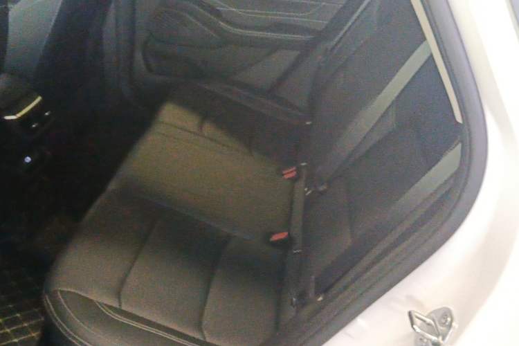 Used Geely Auto Emgrand 2026 Model 4th Generation 4 Millionth Anniversary Edition 1.5L CVT Overdrive Edition Left Rear Seat