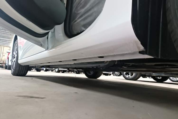 Used Geely Auto Emgrand 2026 Model 4th Generation 4 Millionth Anniversary Edition 1.5L CVT Overdrive Edition Left Side Sill