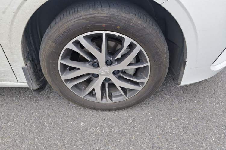 Used Geely Auto Emgrand 2026 Model 4th Generation 4 Millionth Anniversary Edition 1.5L CVT Overdrive Edition Right Front Wheel Hub