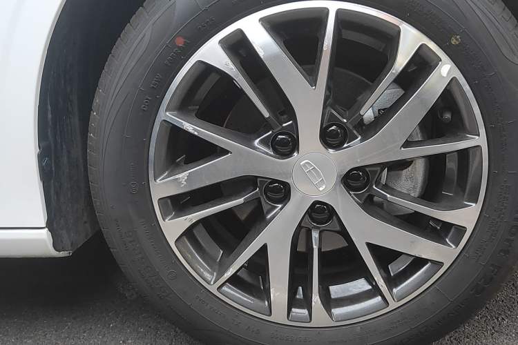 Used Geely Auto Emgrand 2026 Model 4th Generation 4 Millionth Anniversary Edition 1.5L CVT Overdrive Edition Right Front Wheel Hub