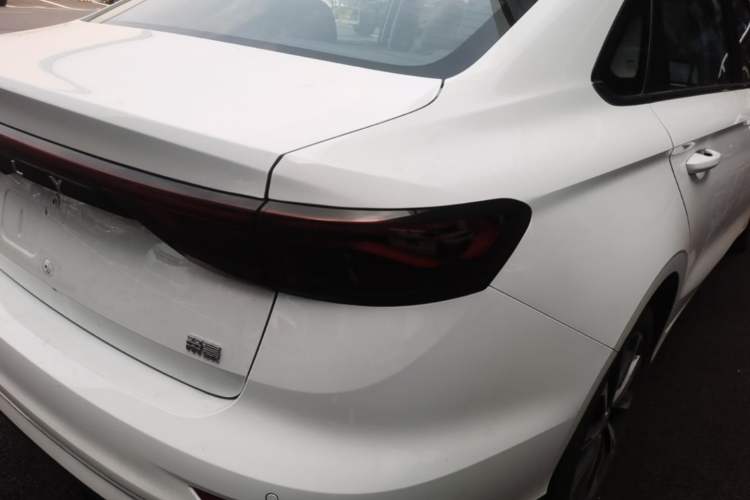 Used Geely Auto Emgrand 2026 Model 4th Generation 4 Millionth Anniversary Edition 1.5L CVT Feiyue Edition Right Rear Taillight