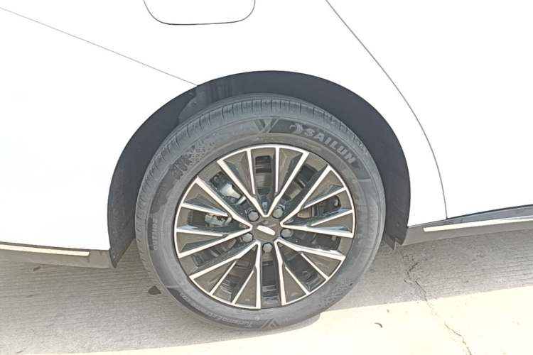 Used Geely Auto Emgrand 2026 Model 5th Generation 1.5T DCT Prestige Edition Right Rear Wheel Hub