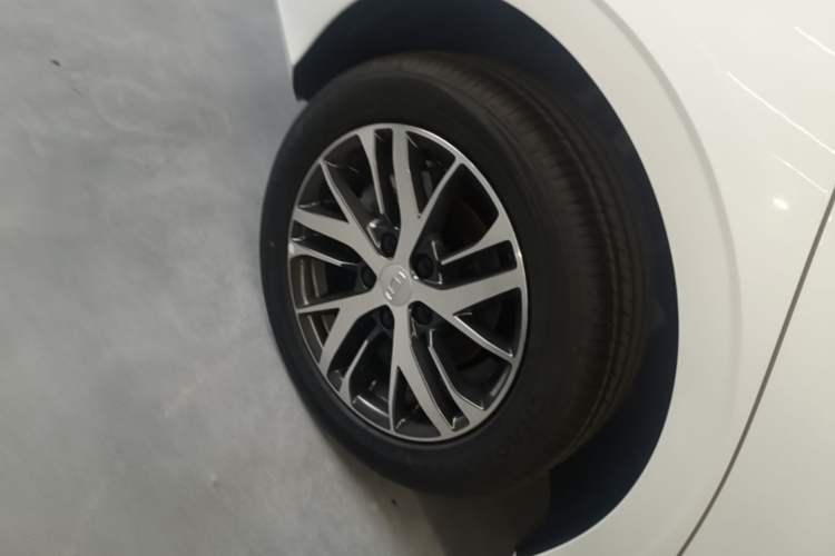 Used Geely Auto Emgrand 2026 Model 4th Generation 4 Millionth Anniversary Edition 1.5L CVT Overdrive Edition Right Rear Wheel Hub